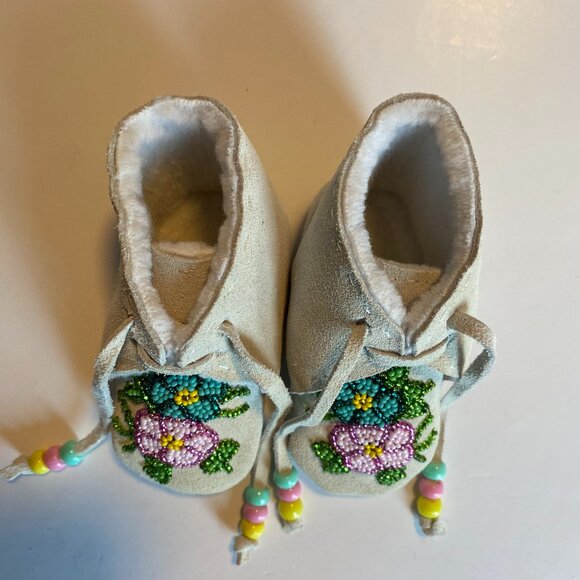 White Suede Handmade Beaded Baby/Infant Booties with Tie NWOT - Picture 3 of 5
